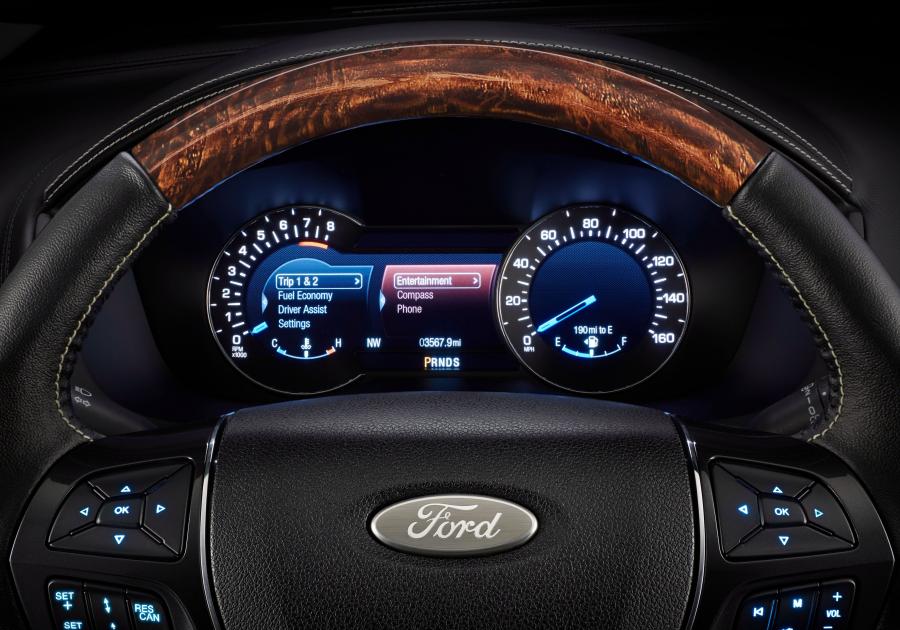  Ford Explorer Platinum 2015 года  (фото 26 из 33)